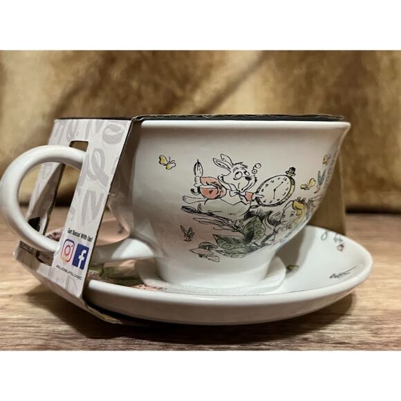 Alice in Wonderland teacup and saucer set - Picture 4 of 7